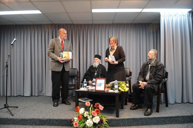 А.К.Конёнкова от имени руководства ГАСК передает А.А.Крюкову в дар книги