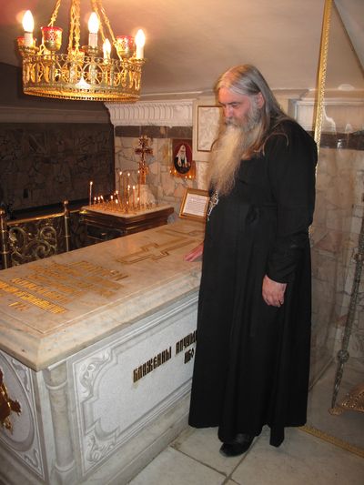 Архимандрит Тихон (Затекин) у могилы Патриарха Пимена Архимандрит Тихон (Затекин) у могилы Патриарха Пимена