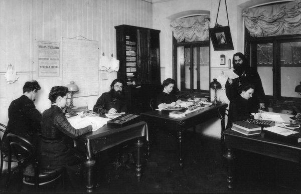 Редакция журналов Трезвая жизнь, Отдых христианина и Воскресный благовест. 1911 год Карл Булла. Справа протоиерей Петр Миртов Редакция журналов Трезвая жизнь, Отдых христианина и Воскресный благовест. 1911 год Карл Булла. Справа протоиерей Петр Миртов