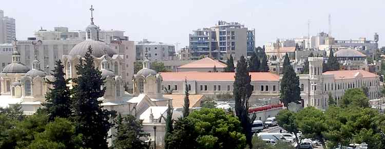 Вид на Сергиевское подворье и купола Троицкого собора Русской Духовной Миссии из окна мэрии Иерусалима. Фото П.В. Платонова Вид на Сергиевское подворье и купола Троицкого собора Русской Духовной Миссии из окна мэрии Иерусалима. Фото П.В. Платонова