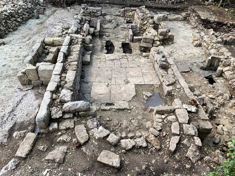 Вновь раскопанный храм Вновь раскопанный храм