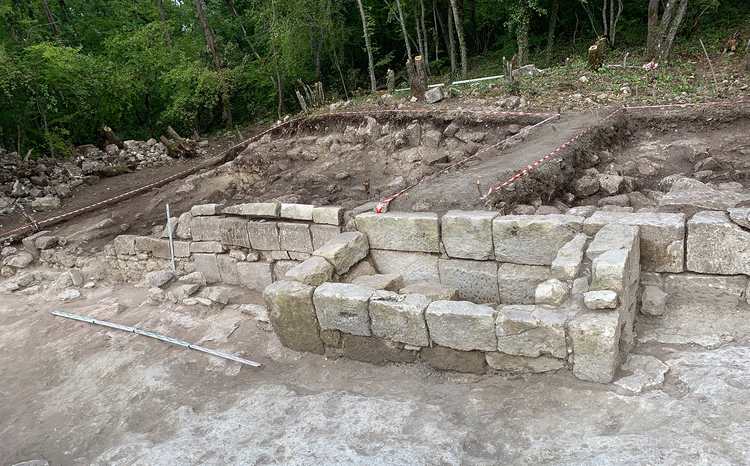 Гробница у стены храма Гробница у стены храма