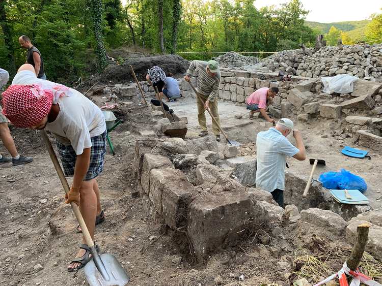 Раскопки храма Раскопки храма