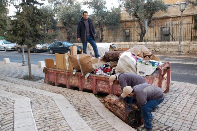 Сергиевское подворье. За день было вывезено 3 таких контейнера с мусором