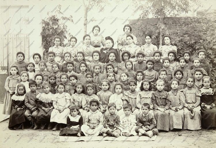 Группа учеников и учительниц школы св. пророка Илии в Бейруте