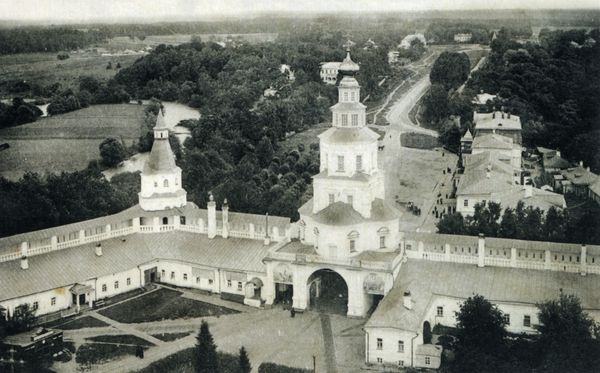 Ново-Иерусалимский монастырь. Перед входом в обитель видны здания школы и странноприимного дома, построенные при архимандрите Андрее Ново-Иерусалимский монастырь. Перед входом в обитель видны здания школы и странноприимного дома, построенные при архимандрите Андрее