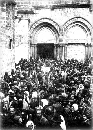 Русские поклонники у храма Гроба Господня в Вербное Воскресение Русские поклонники у храма Гроба Господня в Вербное Воскресение